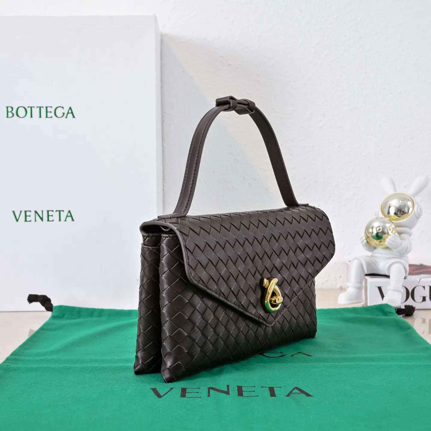 Batch 1660 #Bv new Knot Lock crossbody bag 817191 🎈2025 early spring kont lock new series is hot on the market 🔥The brand’s classic weaving process, with kont’s metal rotating buttons that are exquisite and eye-catching, are a luxurious embellishment of details. The upper body is elegant and elegant, with internal double compartments + card slots + back compartment. Super versatile, multiple carrying methods, detachable shoulder strap, portable/shoulder/cross-body, retro and fashionable, easy to carry with exquisite old-line style🫴 Model: 7191 Size: 25x16x5.5